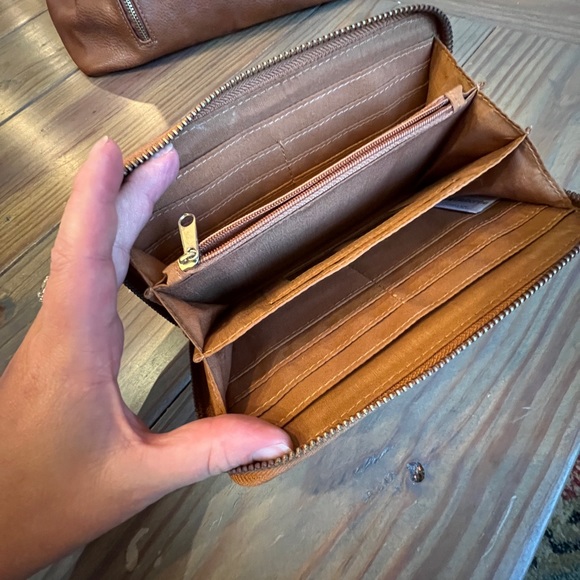 Liz Claiborne Women’s Cognac Multi-divider/Pockets XL Handbag Tote and Wallet - Picture 3 of 16